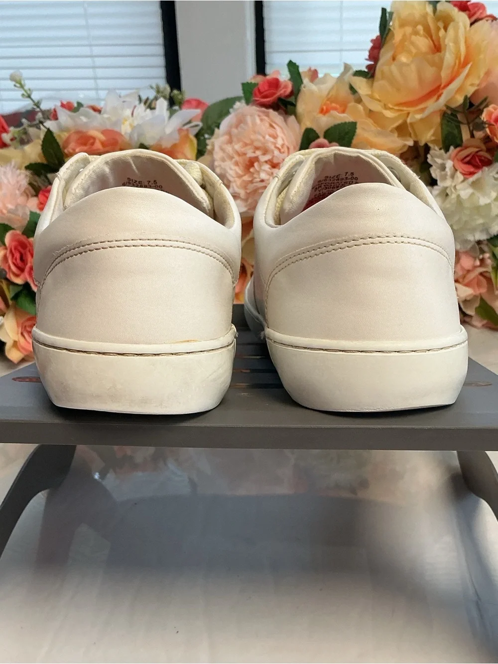 Banana Republic Perforated Sneaker Burnt White Lace-Up Casual Shoes 7.5